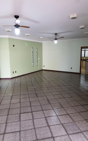 Casa à venda com 390m², 4 quartos e sem vaga Casa à venda com 390m², 4 quartos e sem vagaSala
