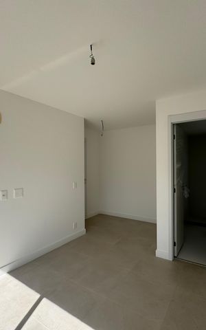 Apartamento à venda com 121m², 3 quartos e 2 vagas Apartamento à venda com 121m², 3 quartos e 2 vagasSuíte