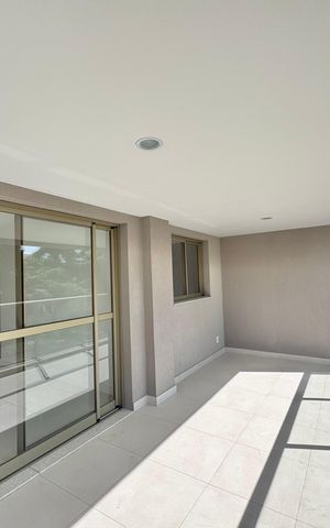 Apartamento à venda com 124m², 3 quartos e 2 vagas Apartamento à venda com 124m², 3 quartos e 2 vagasVaranda