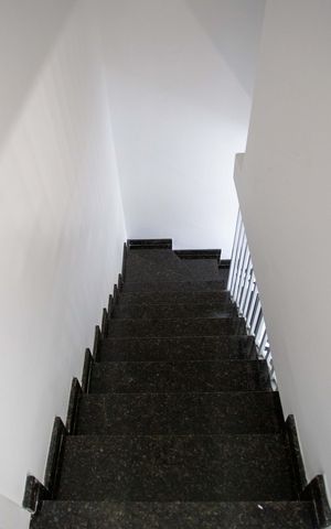 Casa à venda com 130m², 2 quartos e 2 vagasEscada