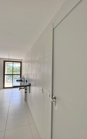 Apartamento à venda com 187m², 4 quartos e 3 vagas Apartamento à venda com 187m², 4 quartos e 3 vagasCozinha e Área de Serviço
