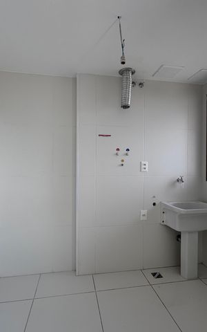 Apartamento à venda com 187m², 4 quartos e 3 vagas Apartamento à venda com 187m², 4 quartos e 3 vagasCozinha e Área de Serviço