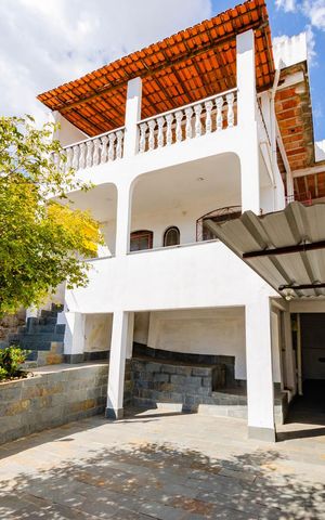 Casa à venda com 188m², 3 quartos e 4 vagas Casa à venda com 188m², 3 quartos e 4 vagasFachada