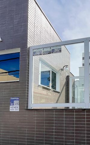 Apartamento à venda com 68m², 2 quartos e 2 vagasFachada + Placa