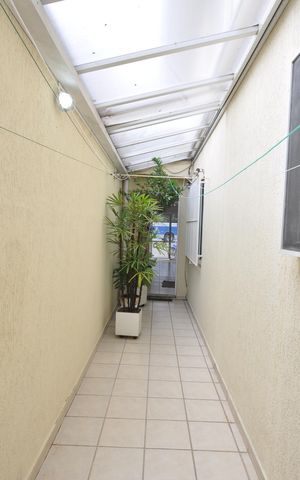 Casa à venda com 100m², 3 quartos e 2 vagasCorredor externo