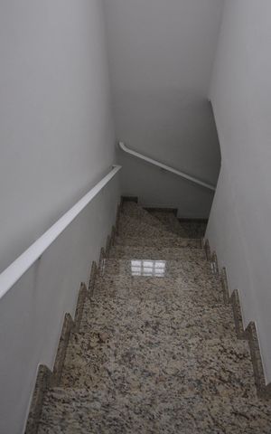 Casa à venda com 100m², 3 quartos e 2 vagasEscada