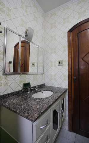 Casa à venda com 220m², 4 quartos e 2 vagasSuíte Banheiro