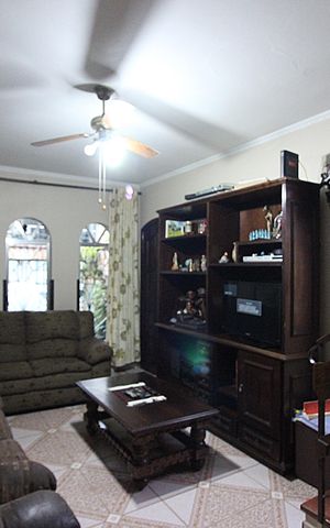 Casa à venda com 220m², 4 quartos e 2 vagasSala
