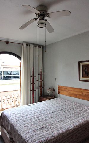 Casa à venda com 220m², 4 quartos e 2 vagasSuíte