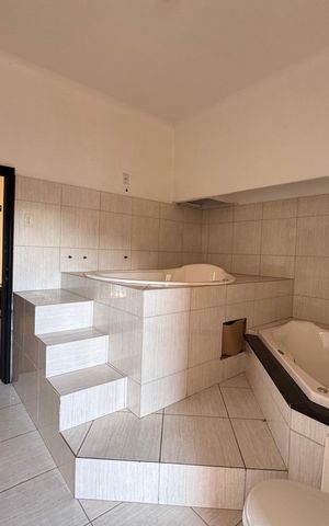 Casa à venda com 472m², 6 quartos e 15 vagas Casa à venda com 472m², 6 quartos e 15 vagasBanheiro 1