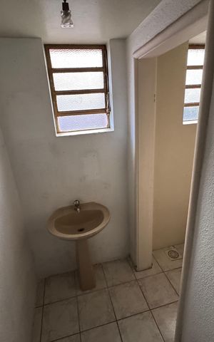 Casa à venda com 472m², 6 quartos e 15 vagas Casa à venda com 472m², 6 quartos e 15 vagasBanheiro de Serviço