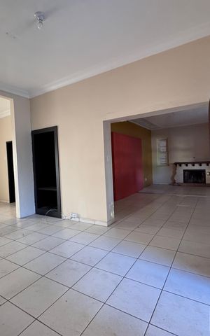 Casa à venda com 472m², 6 quartos e 15 vagas Casa à venda com 472m², 6 quartos e 15 vagasSala