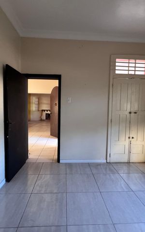 Casa à venda com 472m², 6 quartos e 15 vagas Casa à venda com 472m², 6 quartos e 15 vagasQuarto 6
