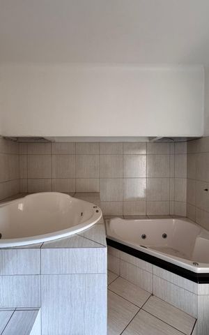 Casa à venda com 472m², 6 quartos e 15 vagas Casa à venda com 472m², 6 quartos e 15 vagasBanheiro 1