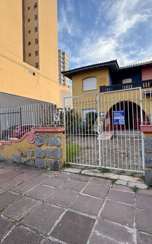 Casa à venda com 472m², 6 quartos e 15 vagas Casa à venda com 472m², 6 quartos e 15 vagasFachada