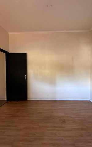 Casa à venda com 472m², 6 quartos e 15 vagas Casa à venda com 472m², 6 quartos e 15 vagasQuarto 4