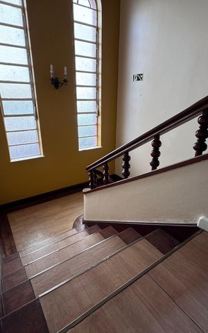 Casa à venda com 472m², 6 quartos e 15 vagas Casa à venda com 472m², 6 quartos e 15 vagasEscadas