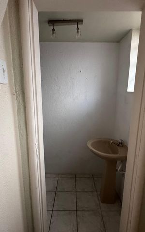 Casa à venda com 472m², 6 quartos e 15 vagas Casa à venda com 472m², 6 quartos e 15 vagasBanheiro de Serviço