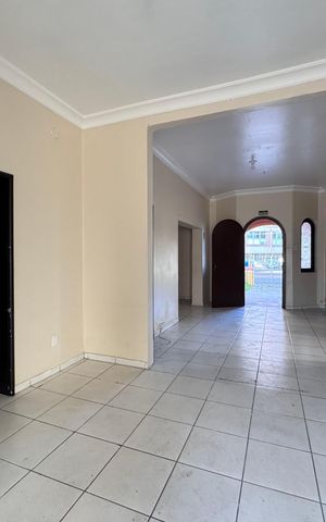 Casa à venda com 472m², 6 quartos e 15 vagas Casa à venda com 472m², 6 quartos e 15 vagasSala