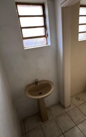 Casa à venda com 472m², 6 quartos e 15 vagas Casa à venda com 472m², 6 quartos e 15 vagasBanheiro de Serviço
