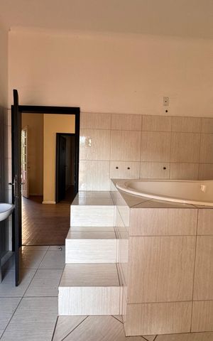 Casa à venda com 472m², 6 quartos e 15 vagas Casa à venda com 472m², 6 quartos e 15 vagasBanheiro 1