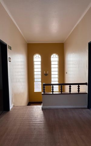 Casa à venda com 472m², 6 quartos e 15 vagas Casa à venda com 472m², 6 quartos e 15 vagasEscadas
