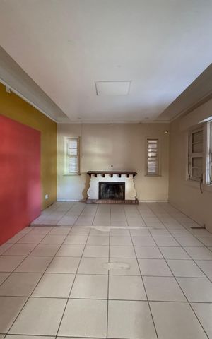 Casa à venda com 472m², 6 quartos e 15 vagas Casa à venda com 472m², 6 quartos e 15 vagasSala