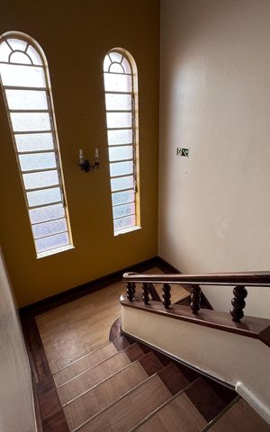 Casa à venda com 472m², 6 quartos e 15 vagas Casa à venda com 472m², 6 quartos e 15 vagasEscadas