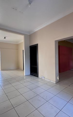 Casa à venda com 472m², 6 quartos e 15 vagas Casa à venda com 472m², 6 quartos e 15 vagasSala