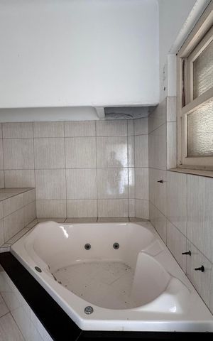 Casa à venda com 472m², 6 quartos e 15 vagas Casa à venda com 472m², 6 quartos e 15 vagasBanheiro 1