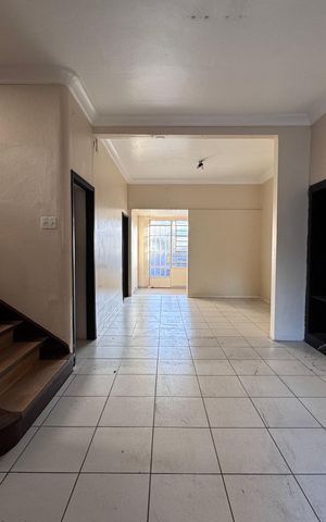 Casa à venda com 472m², 6 quartos e 15 vagas Casa à venda com 472m², 6 quartos e 15 vagasSala
