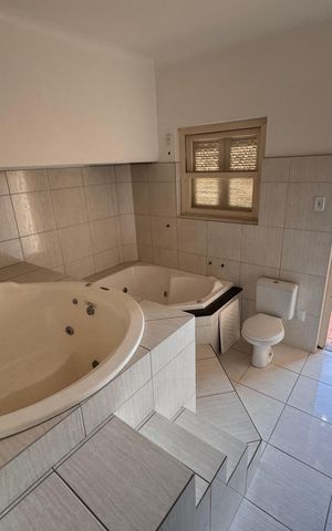 Casa à venda com 472m², 6 quartos e 15 vagas Casa à venda com 472m², 6 quartos e 15 vagasBanheiro 1