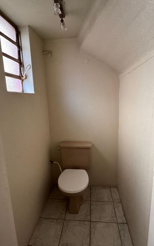 Casa à venda com 472m², 6 quartos e 15 vagas Casa à venda com 472m², 6 quartos e 15 vagasBanheiro de Serviço