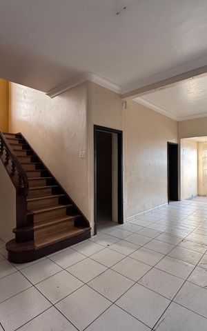 Casa à venda com 472m², 6 quartos e 15 vagas Casa à venda com 472m², 6 quartos e 15 vagasSala