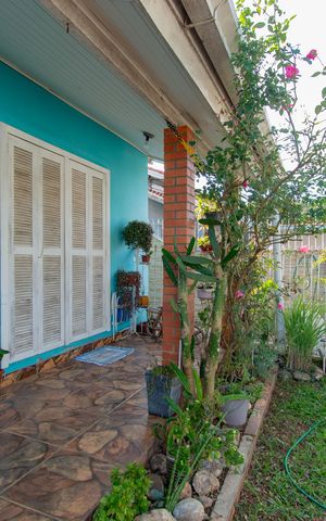 Casa à venda com 138m², 5 quartos e 2 vagas Casa à venda com 138m², 5 quartos e 2 vagasFachada