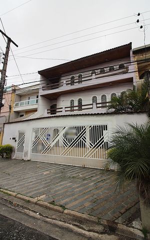 Casa à venda com 372m², 4 quartos e 1 vagaFachada