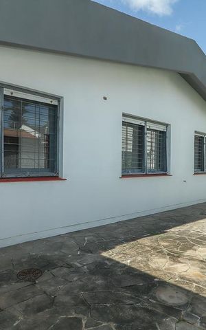 Casa à venda com 255m², 3 quartos e 4 vagasFundos