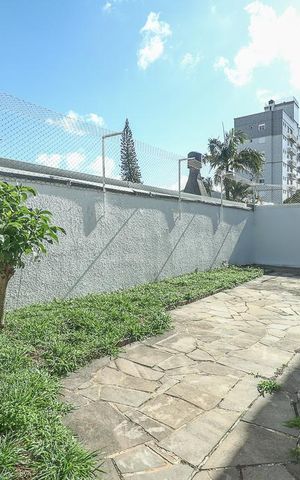 Casa à venda com 255m², 3 quartos e 4 vagasFundos