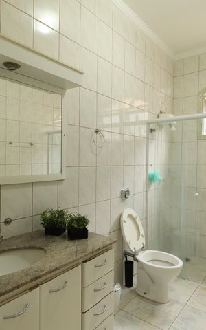 Casa para alugar com 200m², 4 quartos e 6 vagasBanheiro da Suíte