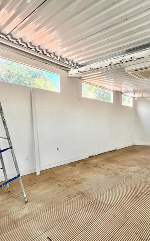 Casa à venda com 340m², 4 quartos e 2 vagas Casa à venda com 340m², 4 quartos e 2 vagasÁrea externa