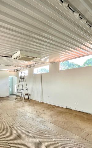 Casa à venda com 340m², 4 quartos e 2 vagas Casa à venda com 340m², 4 quartos e 2 vagasÁrea externa