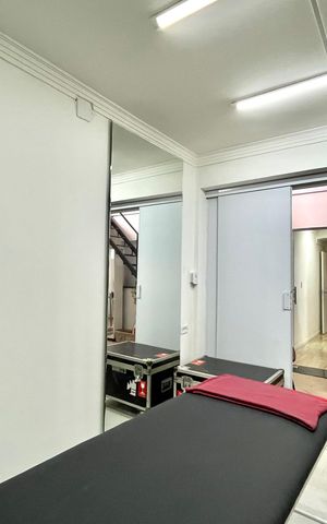 Casa à venda com 340m², 4 quartos e 2 vagas Casa à venda com 340m², 4 quartos e 2 vagasQuarto 4