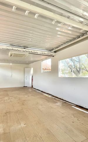 Casa à venda com 340m², 4 quartos e 2 vagas Casa à venda com 340m², 4 quartos e 2 vagasÁrea externa