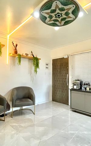 Casa à venda com 340m², 4 quartos e 2 vagas Casa à venda com 340m², 4 quartos e 2 vagasSala