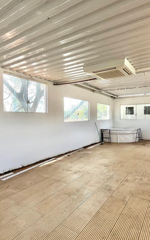 Casa à venda com 340m², 4 quartos e 2 vagas Casa à venda com 340m², 4 quartos e 2 vagasÁrea externa