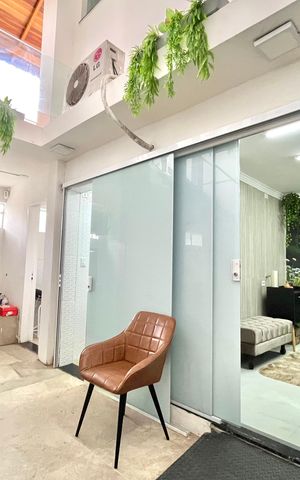 Casa à venda com 340m², 4 quartos e 2 vagas Casa à venda com 340m², 4 quartos e 2 vagasÁrea externa