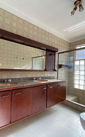 Casa de condomínio para alugar com 704m², 6 quartos e 2 vagas Casa de condomínio para alugar com 704m², 6 quartos e 2 vagasBanheiro 1