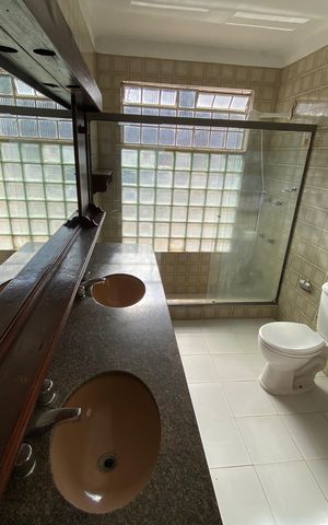 Casa de condomínio para alugar com 704m², 6 quartos e 2 vagas Casa de condomínio para alugar com 704m², 6 quartos e 2 vagasBanheiro 1