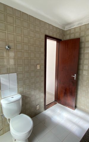 Casa de condomínio para alugar com 704m², 6 quartos e 2 vagas Casa de condomínio para alugar com 704m², 6 quartos e 2 vagasBanheiro 1