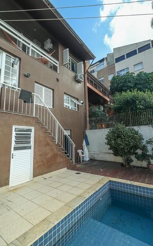 Casa à venda com 278m², 4 quartos e 4 vagasFundos